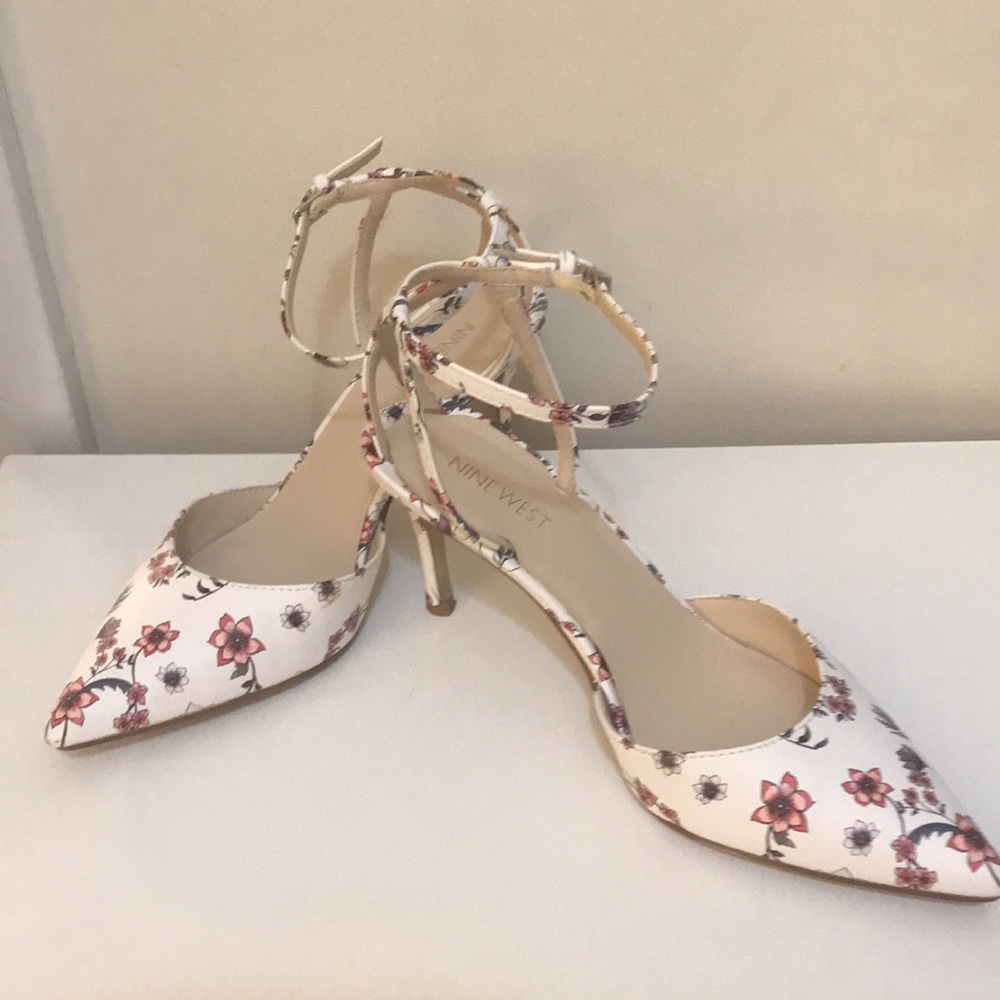 NINE WEST -Macklino White Floral Sling back Pumps - Excellent condition !